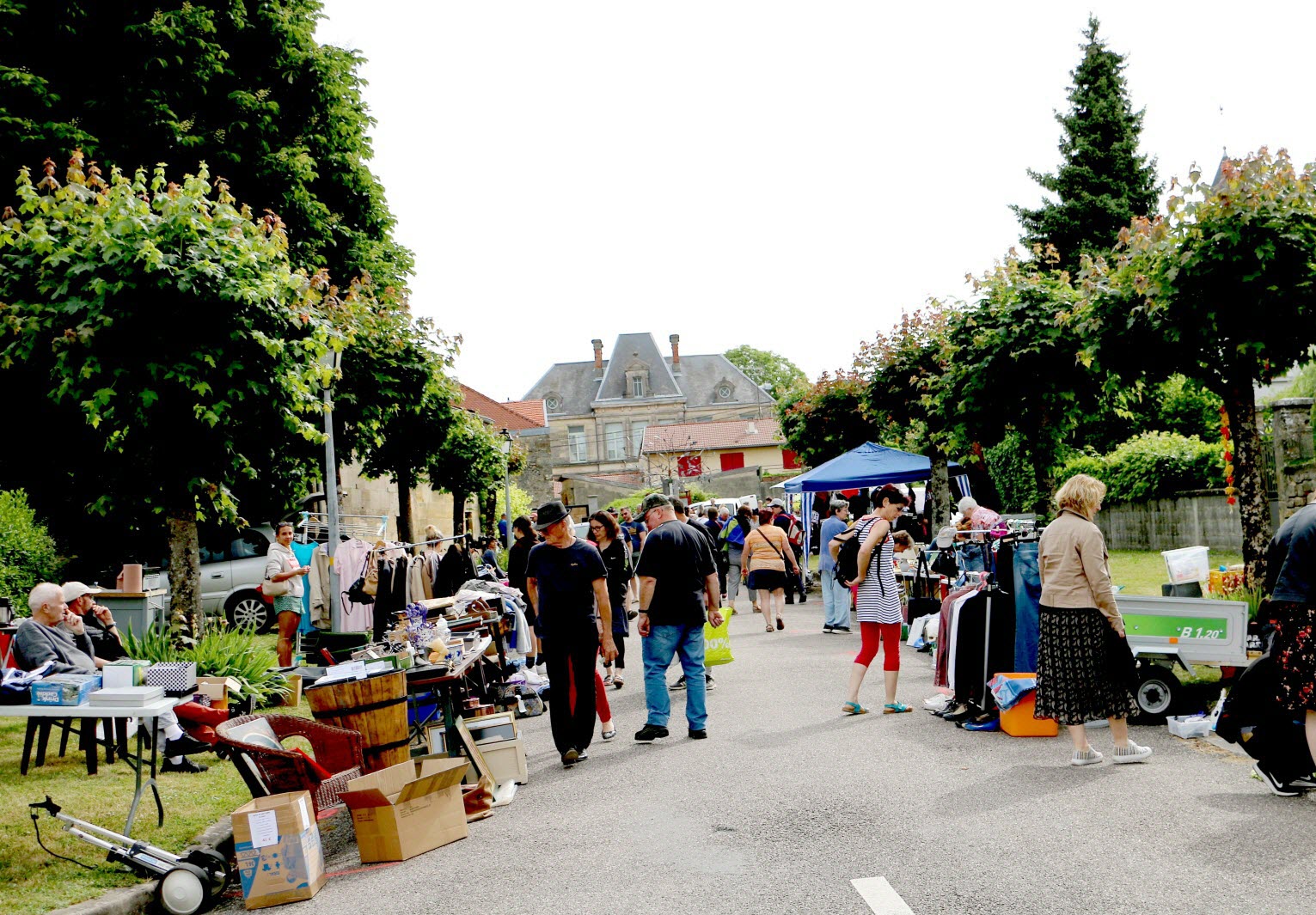 une-quarantaine-d-exposants-se-sont-installes-dans-les-rues-pres-de-l-eglise-photo-er-1653586207